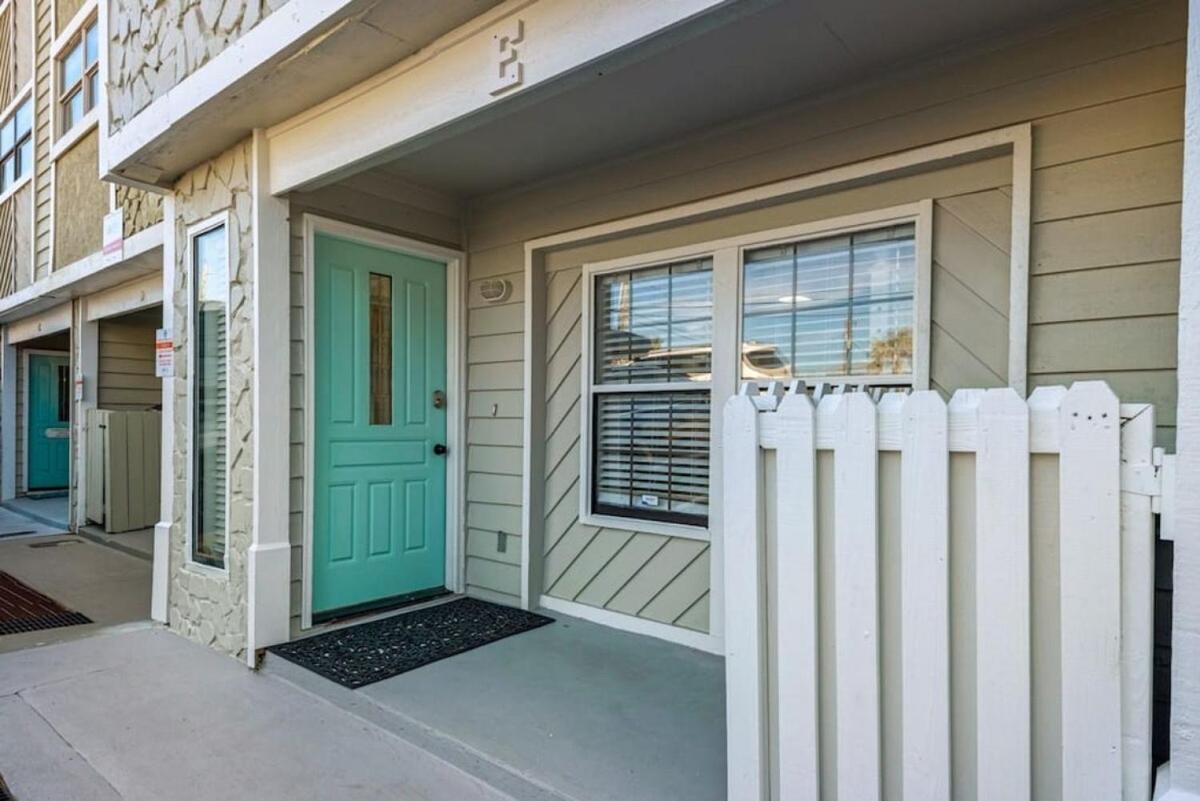 Seaquest 3 Stories Beach Front Holiday home Destin