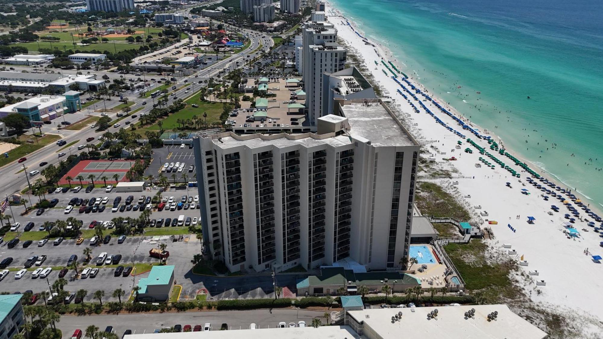 Aparthotel Splash Into Sundestin - Gulf Front - Pool And Restaurant