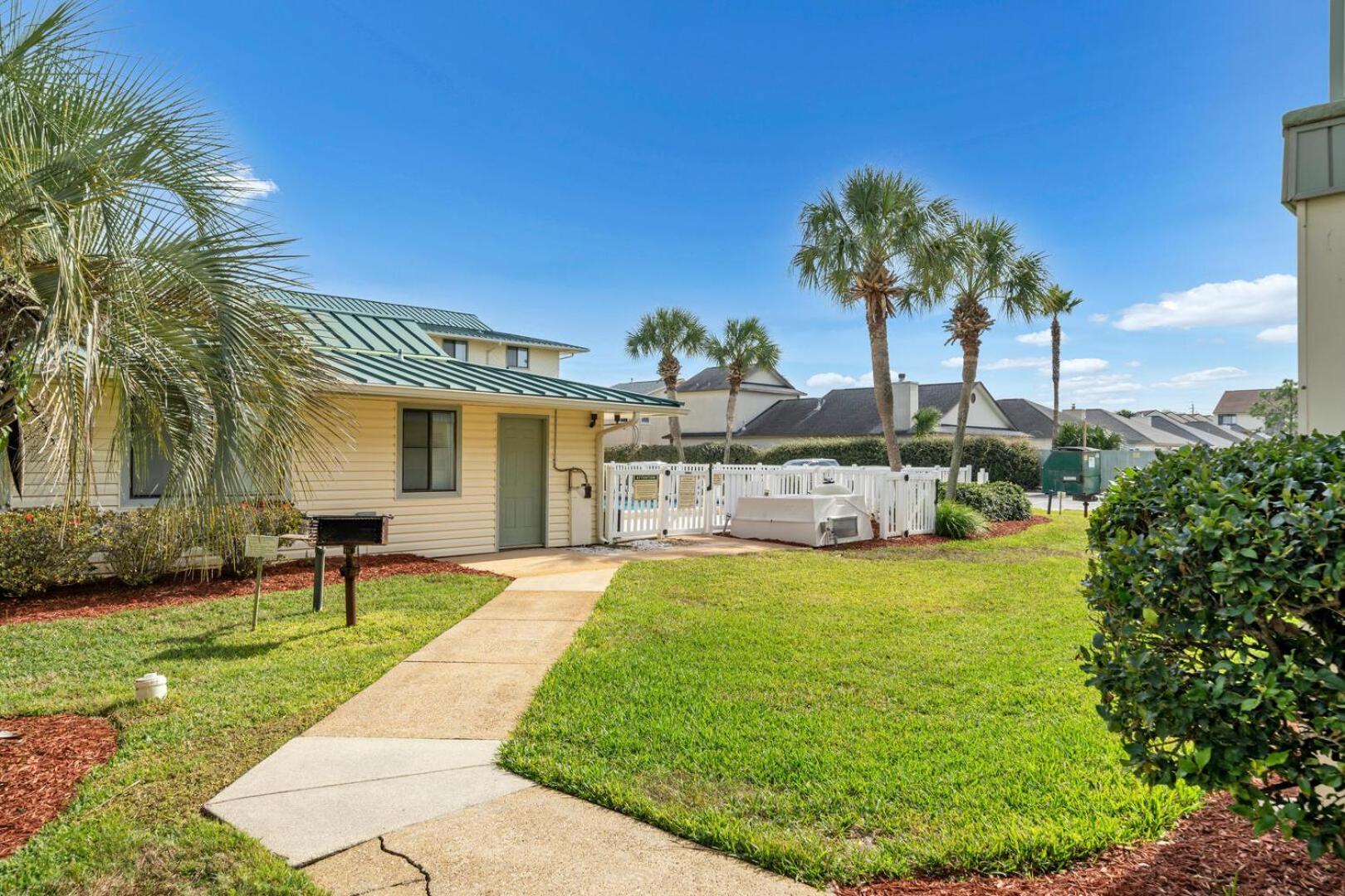 Sandprints Ii B-1 Sleeps 4 Close To Holiday home *
