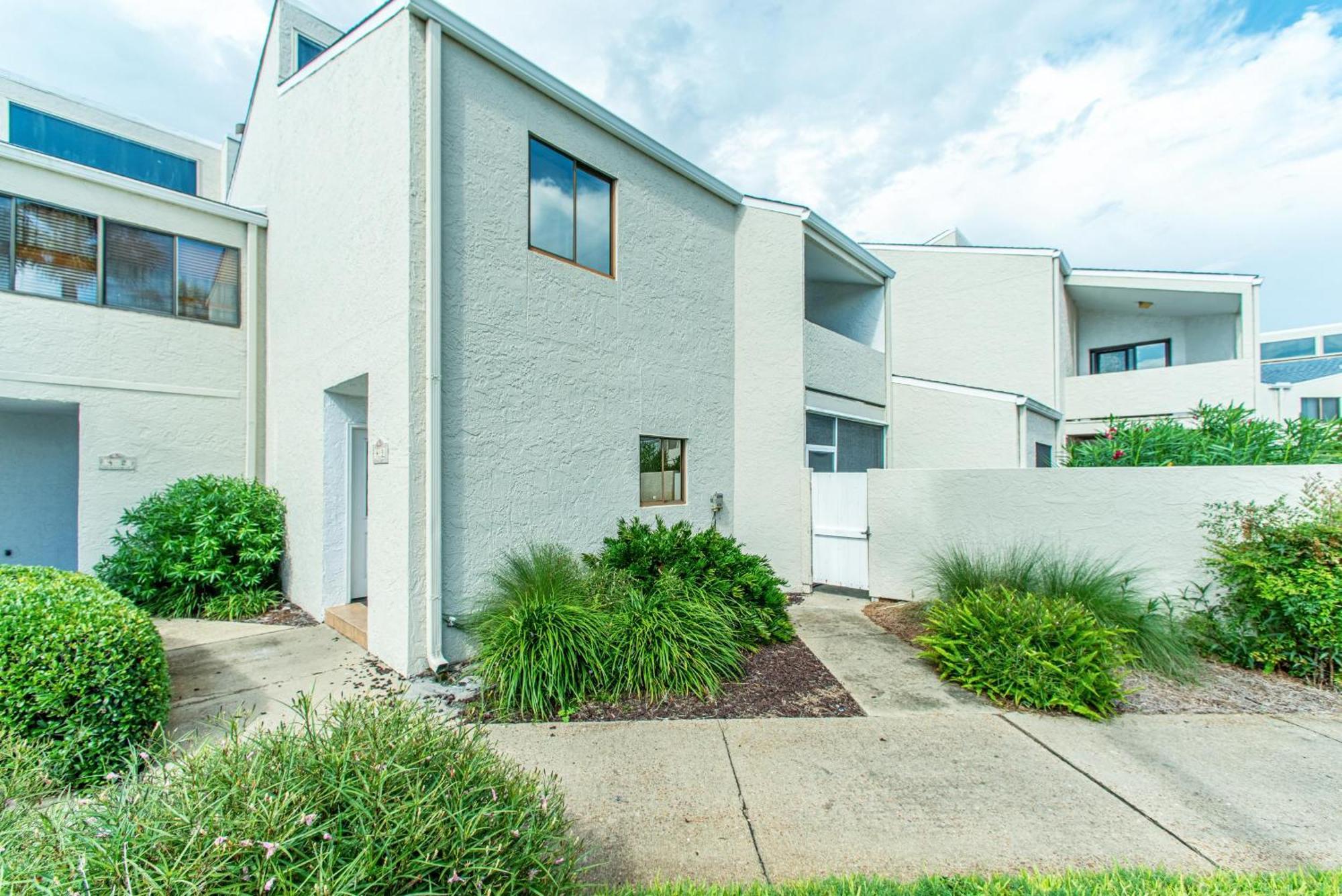 Shoreline Towers Townhouse 4-3 *