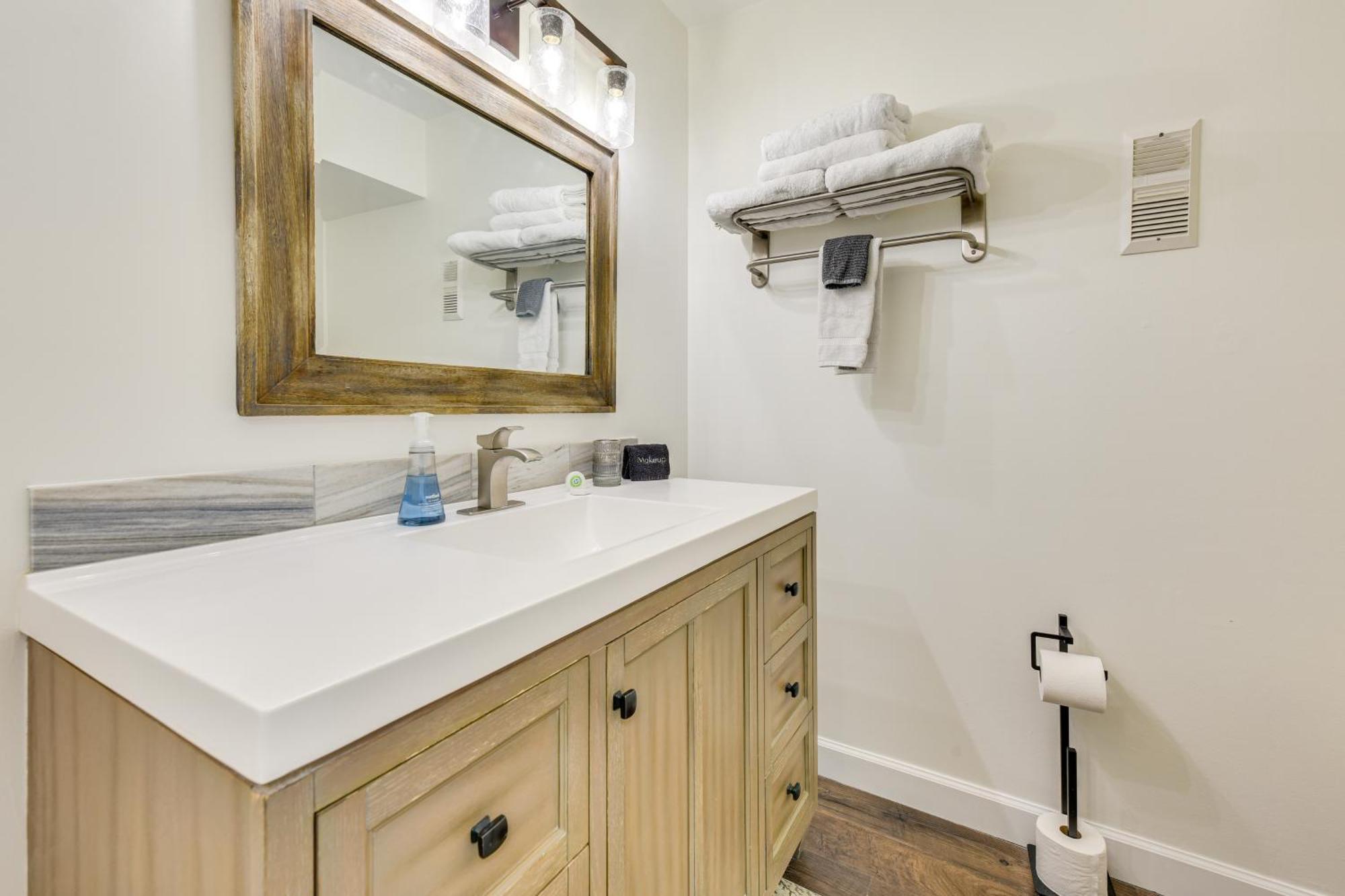 Airy With Pool - Walk To Private Beach! Apartment Destin