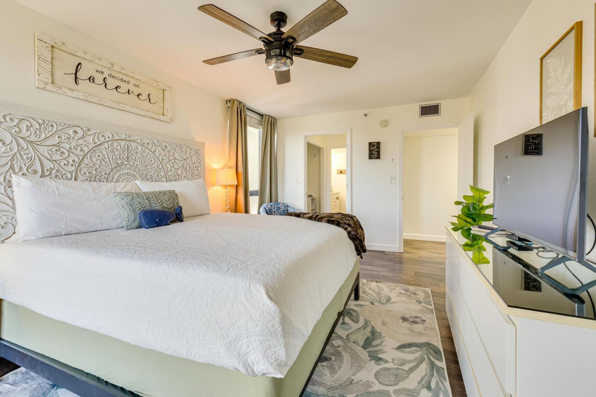 Airy With Pool - Walk To Private Beach! Apartment *