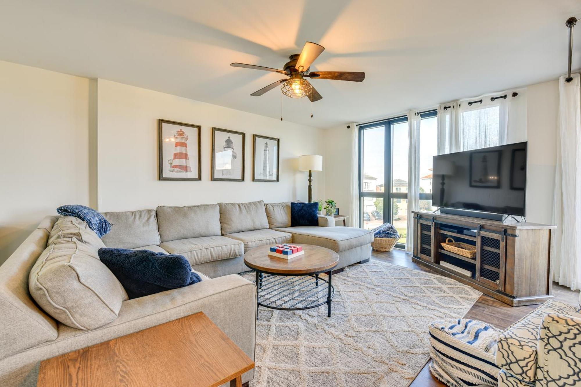 Airy With Pool - Walk To Private Beach! Apartment