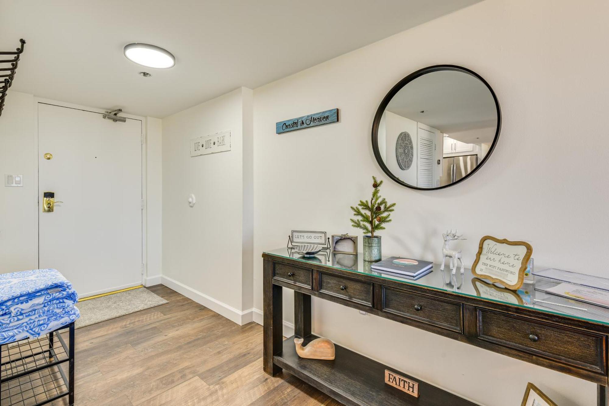 Airy With Pool - Walk To Private Beach! Apartment *