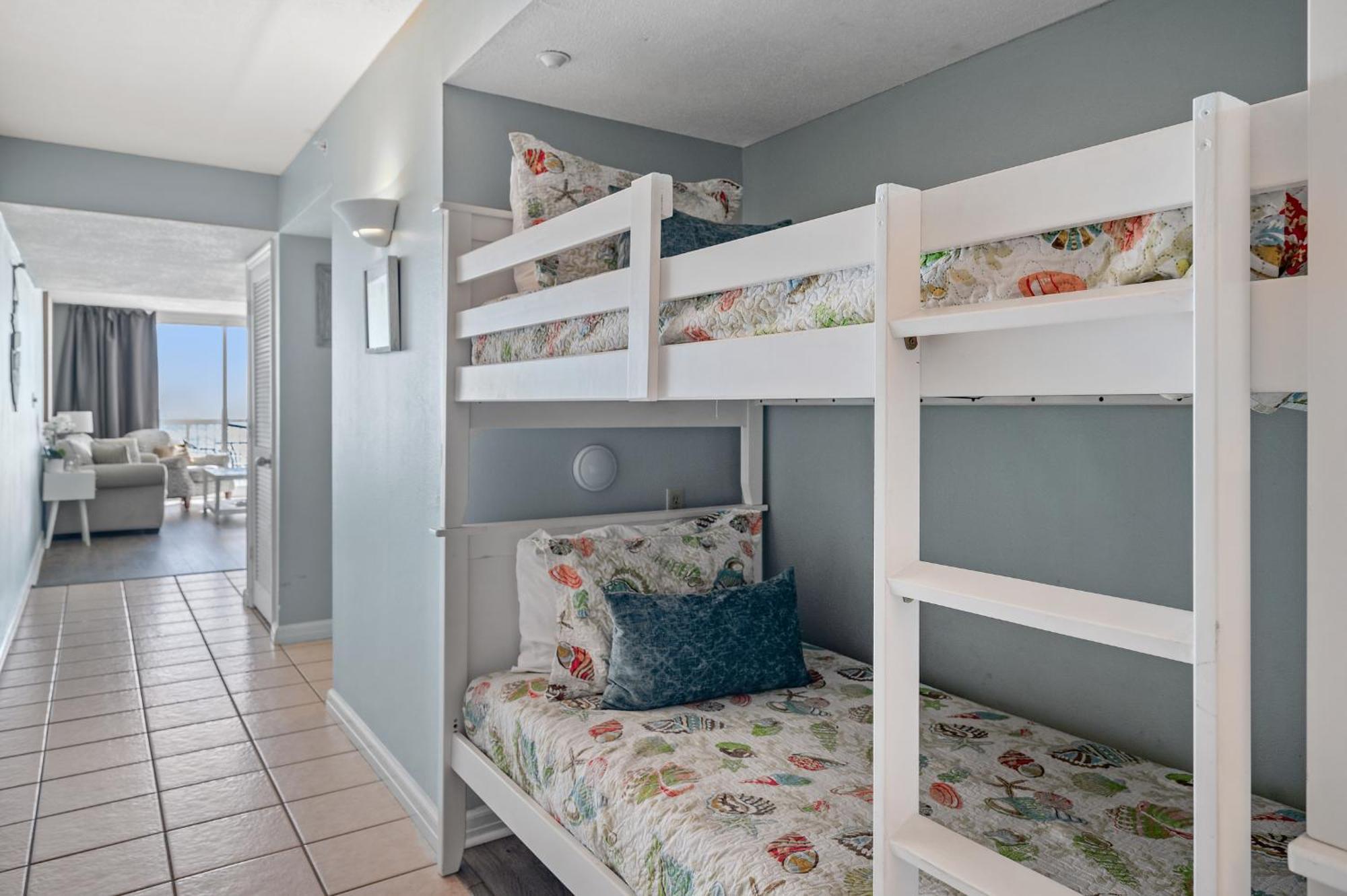 Apartment Just Updated - Beachfront Ocean View, 19th Floor