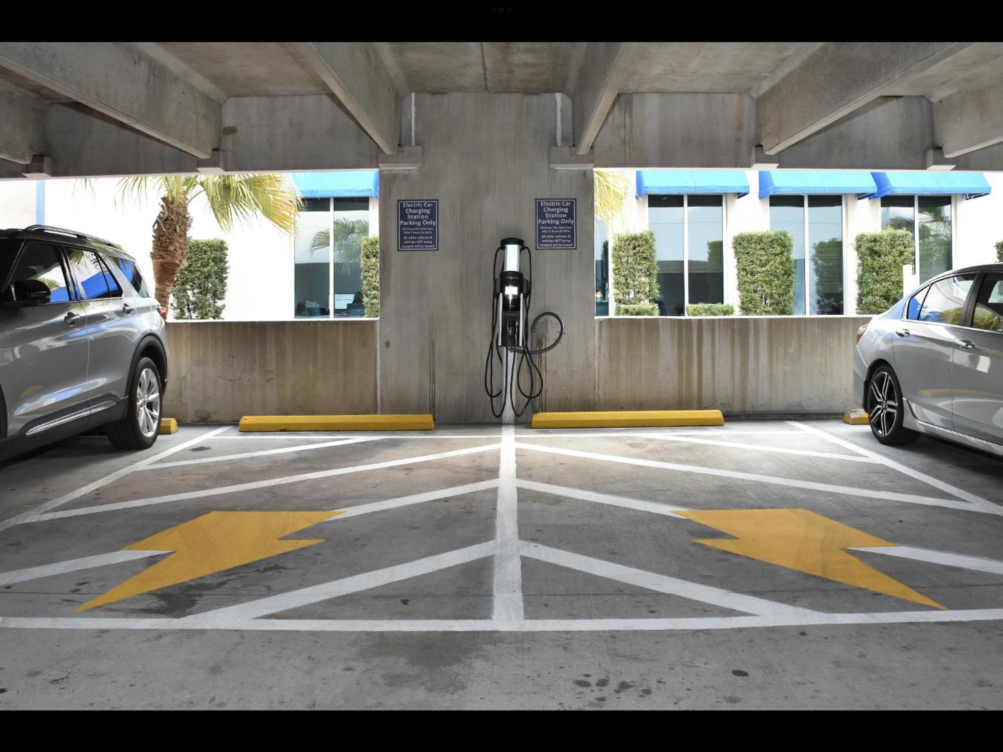 Palms 2 Bedroom King Poolside Shuttle Destin