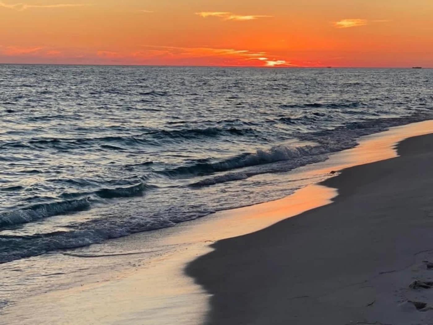 Palms 2 Bedroom King Poolside Shuttle * Destin