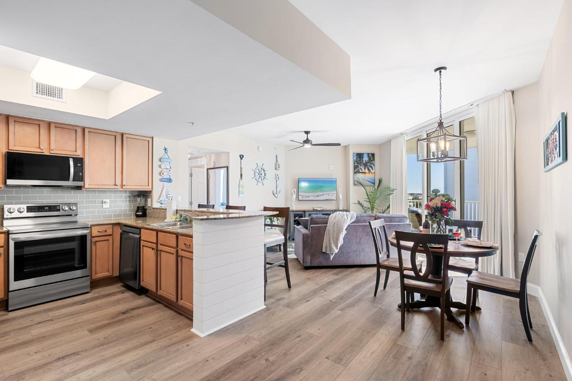 Palms 2 Bedroom King Poolside Shuttle * Destin
