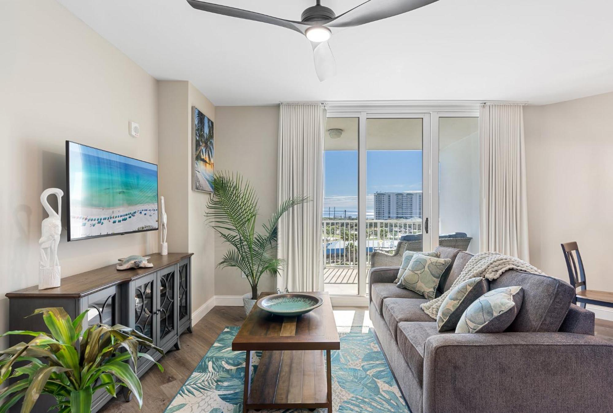 Palms 2 Bedroom King Poolside Shuttle Holiday home Destin