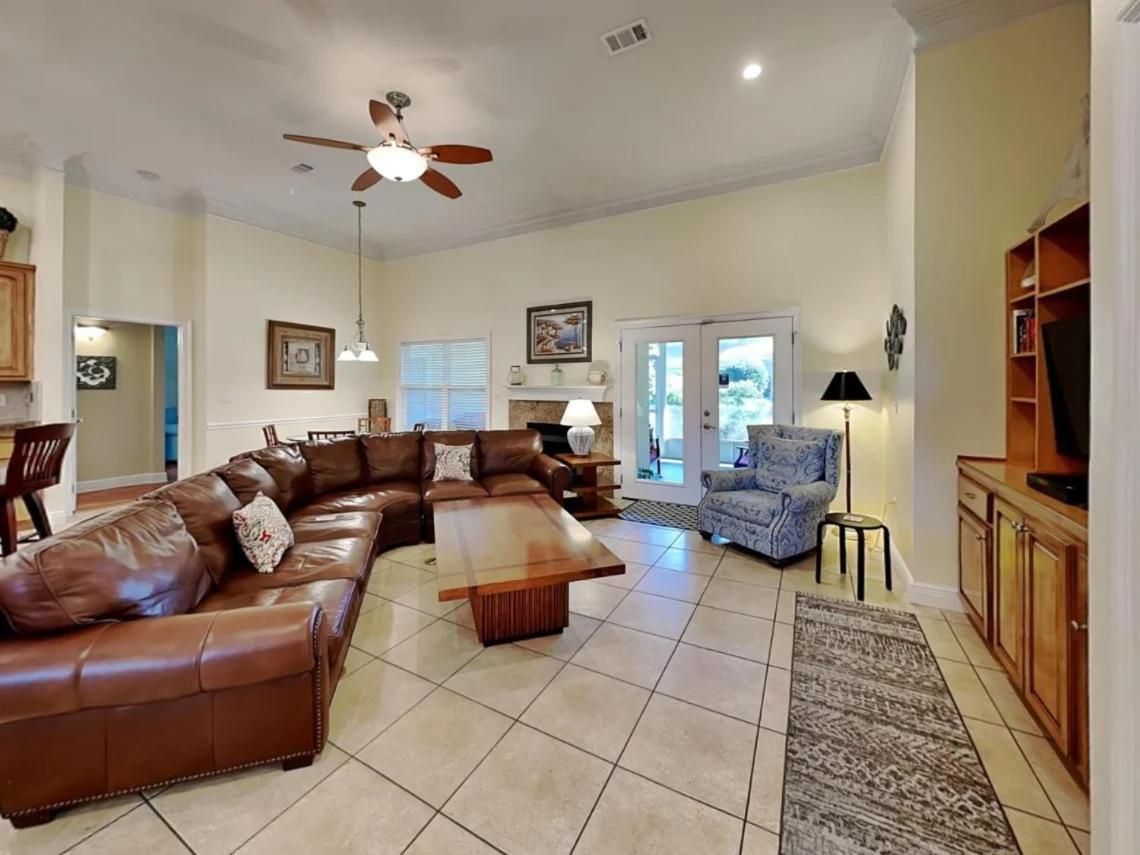 Beauty 4 Bed 3 Bath 5 Min Walk To In Gated Community