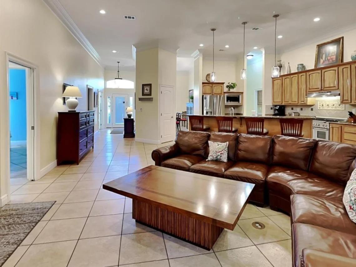 Holiday home Beauty 4 Bed 3 Bath 5 Min Walk To In Gated Community