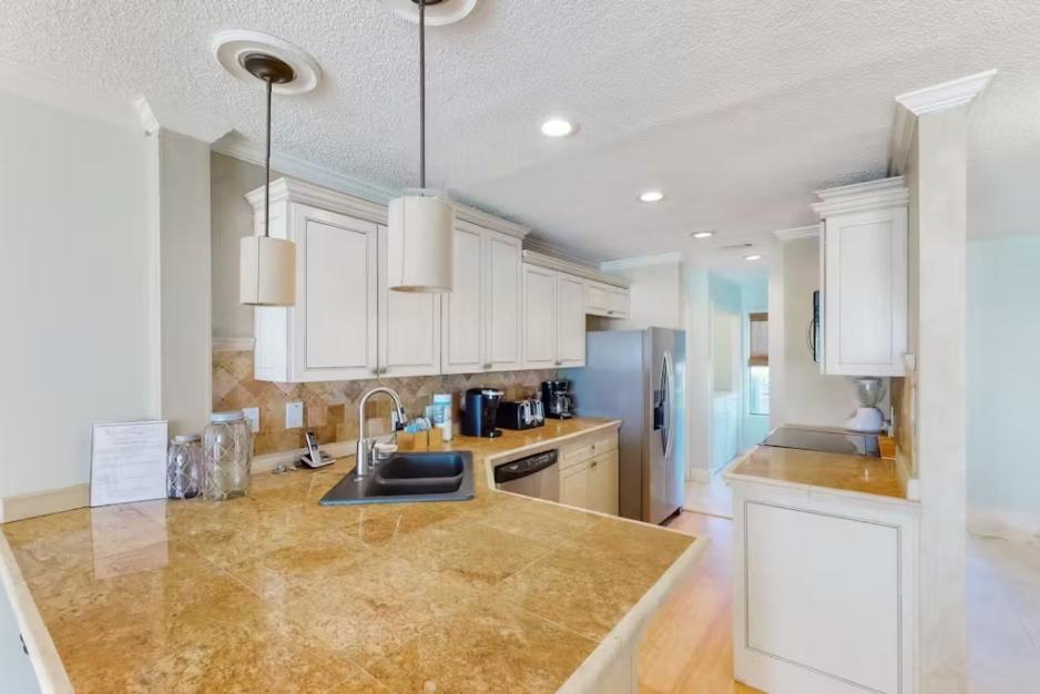 Reef # 4 Gorgeous Beachfront Townhome Sleeps 8 Holiday home Destin