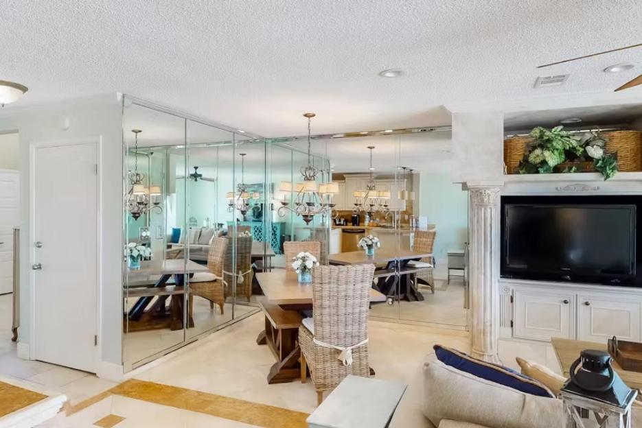 Reef # 4 Gorgeous Beachfront Townhome Sleeps 8 Holiday home