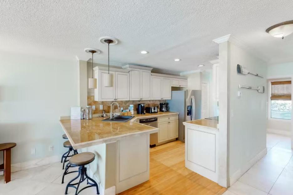 Holiday home Reef # 4 Gorgeous Beachfront Townhome Sleeps 8