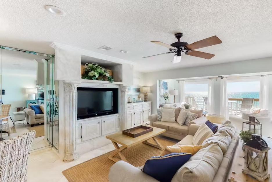 Reef # 4 Gorgeous Beachfront Townhome Sleeps 8 Holiday home *