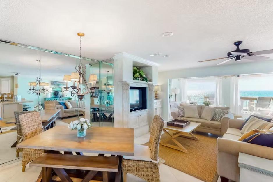 Reef # 4 Gorgeous Beachfront Townhome Sleeps 8 Holiday home Destin