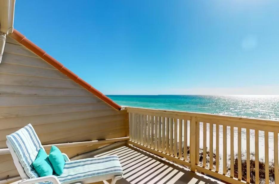 Reef # 4 Gorgeous Beachfront Townhome Sleeps 8 Holiday home Destin