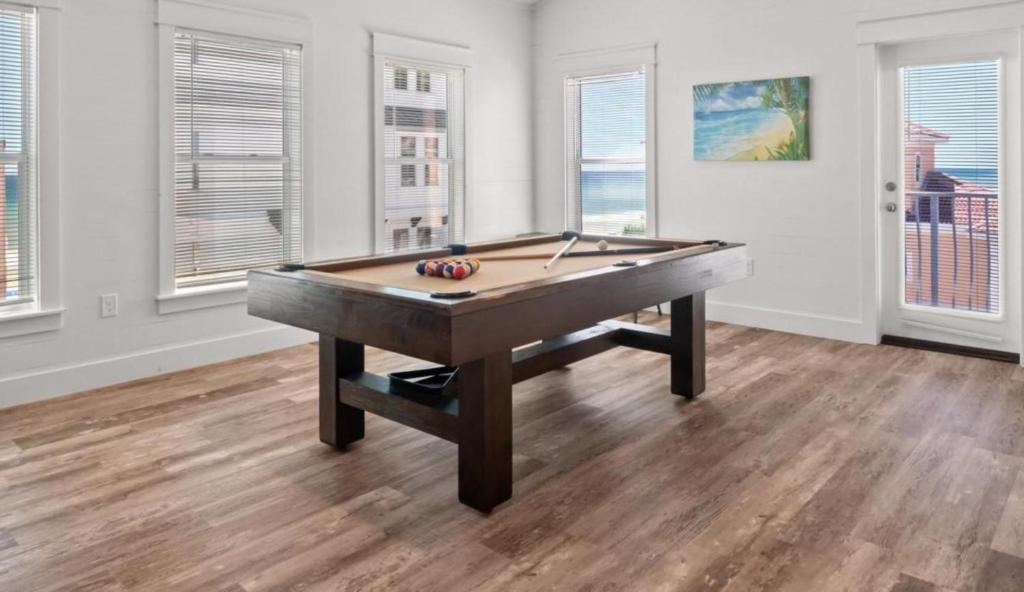 Seaside Palace With Game And Jetted Pool Holiday home *