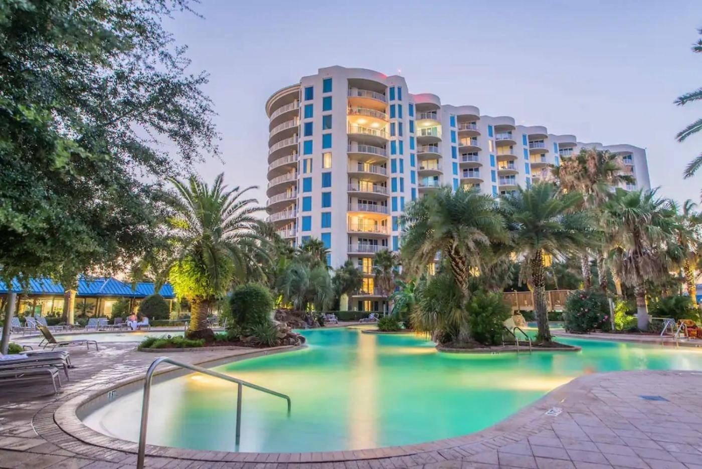 Palms 2 Bedroom King Poolside Shuttle Holiday home Destin