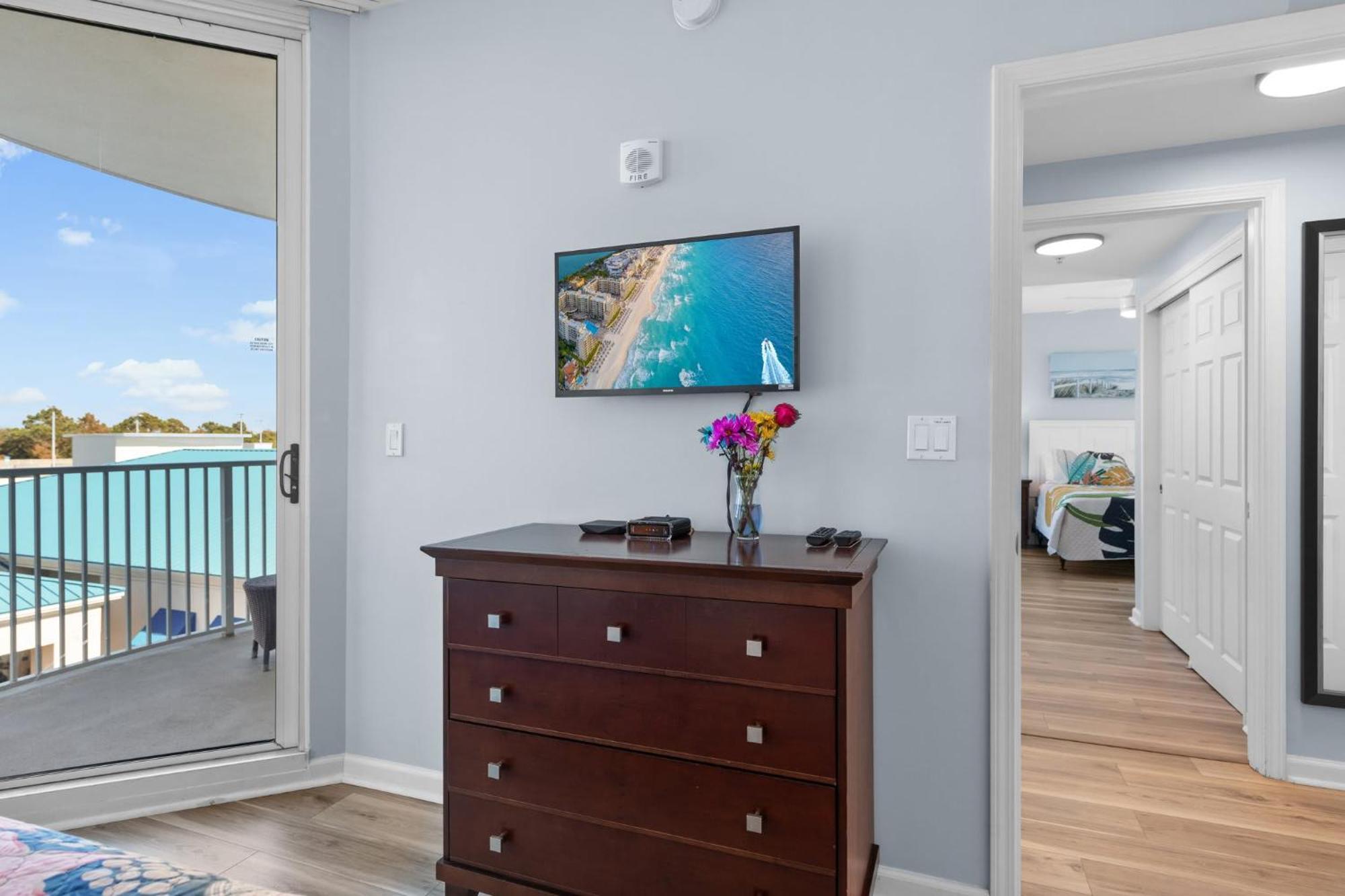 Palms 2 Bedroom King Poolside Shuttle *