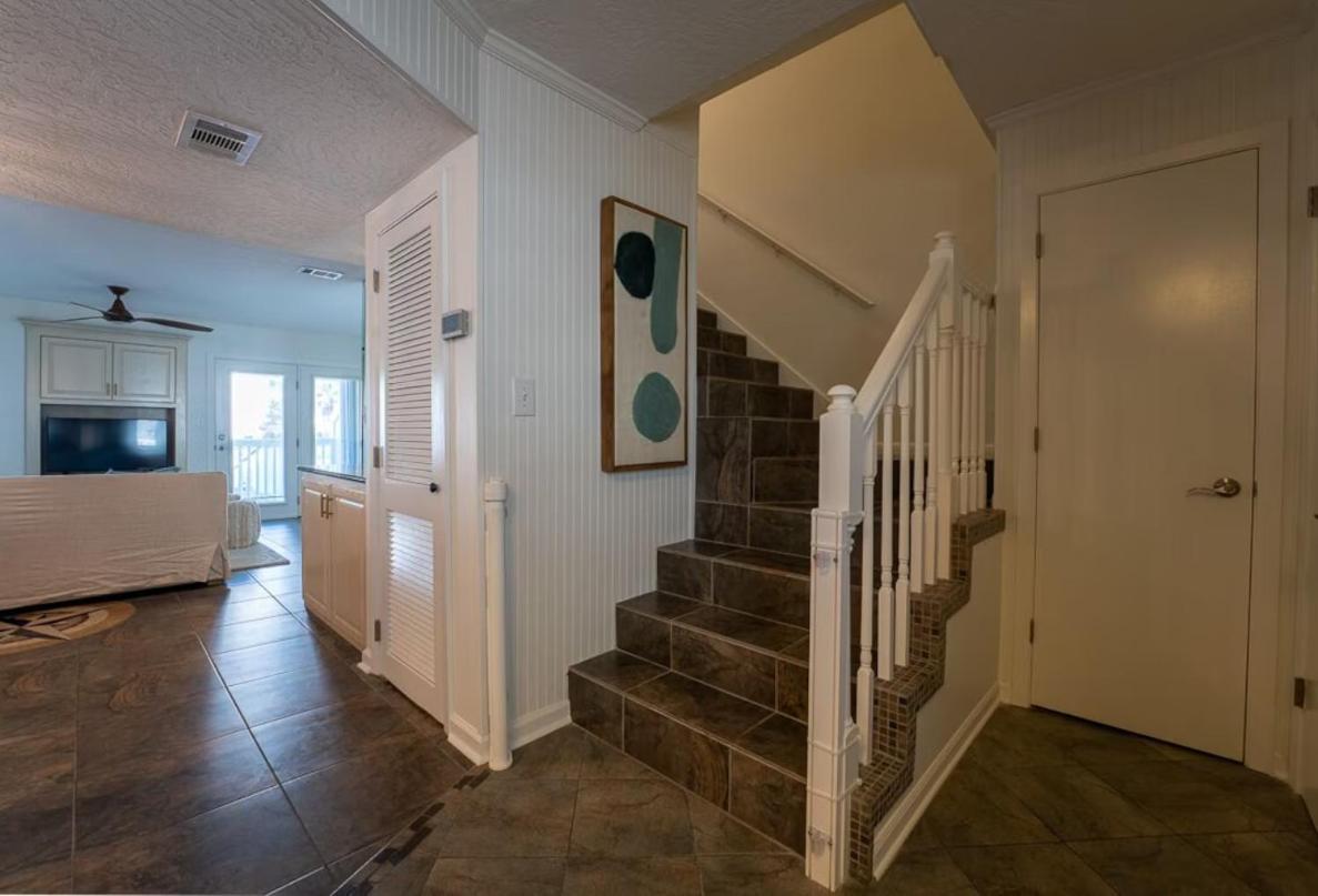 Canal Place 6 Harbor Views With Access To Boat Slip Holiday home