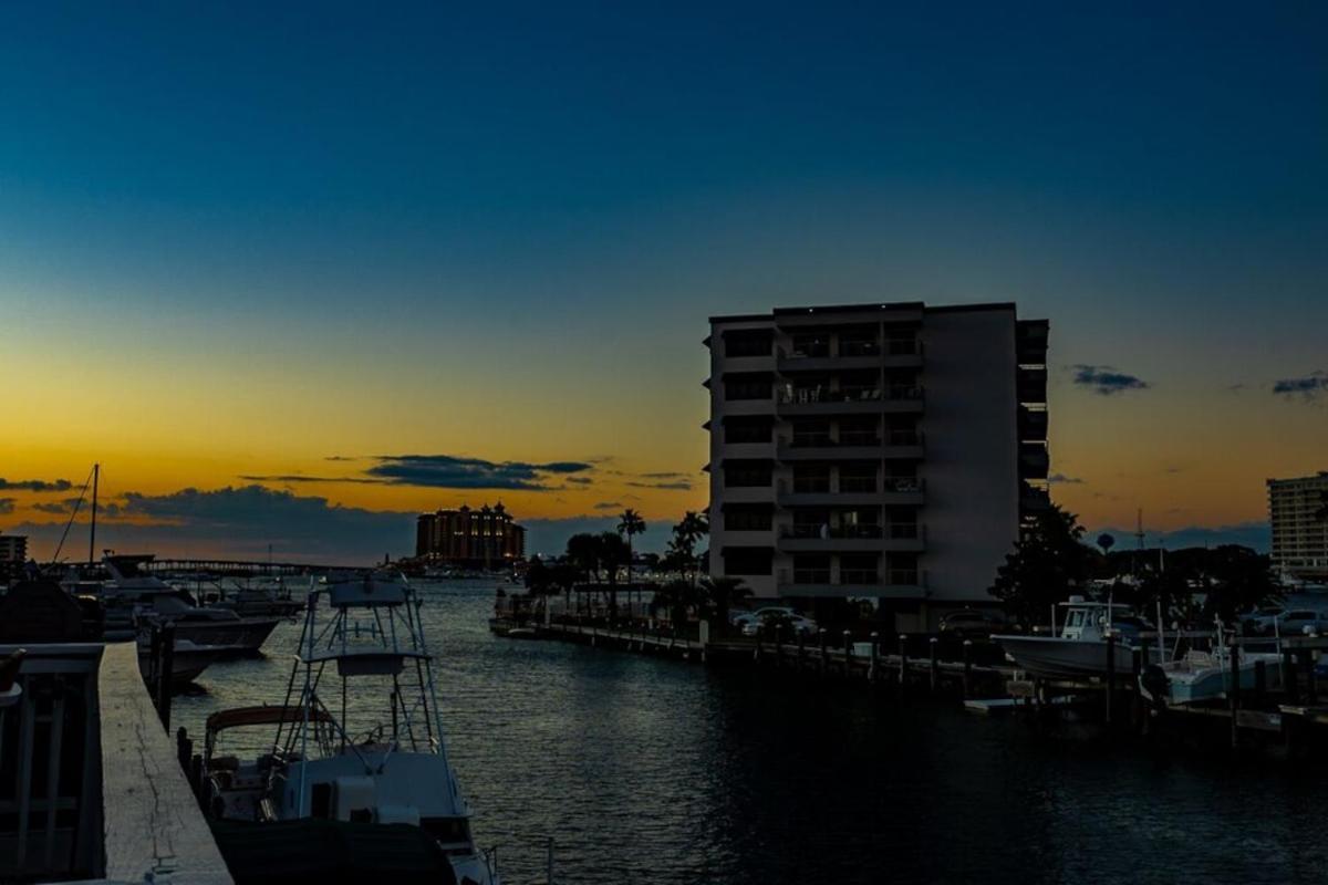 Canal Place 6 Harbor Views With Access To Boat Slip Holiday home