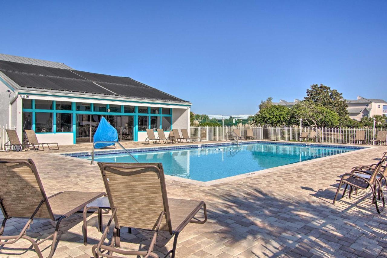 Airy With Pool - Walk To Private Beach! Apartment *