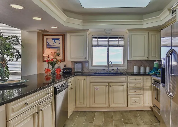 Shoreline Towers 1061 - Updated Beachfront Condo With Incredible Views End Unit