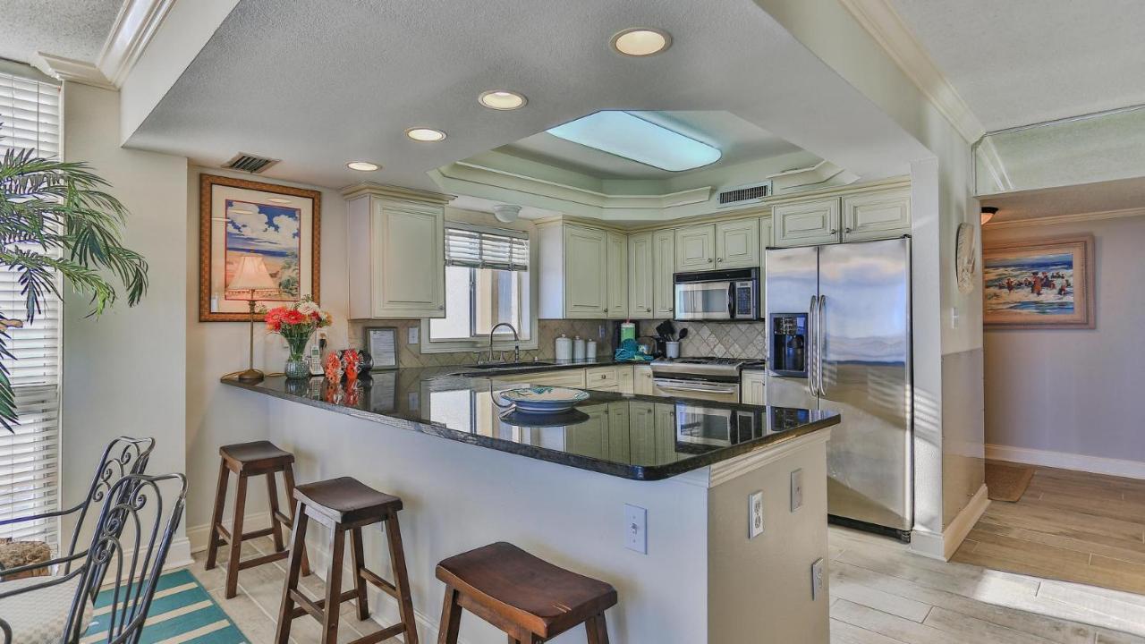 Shoreline Towers 1061 - Updated Beachfront With Incredible Views End Unit Holiday home Destin