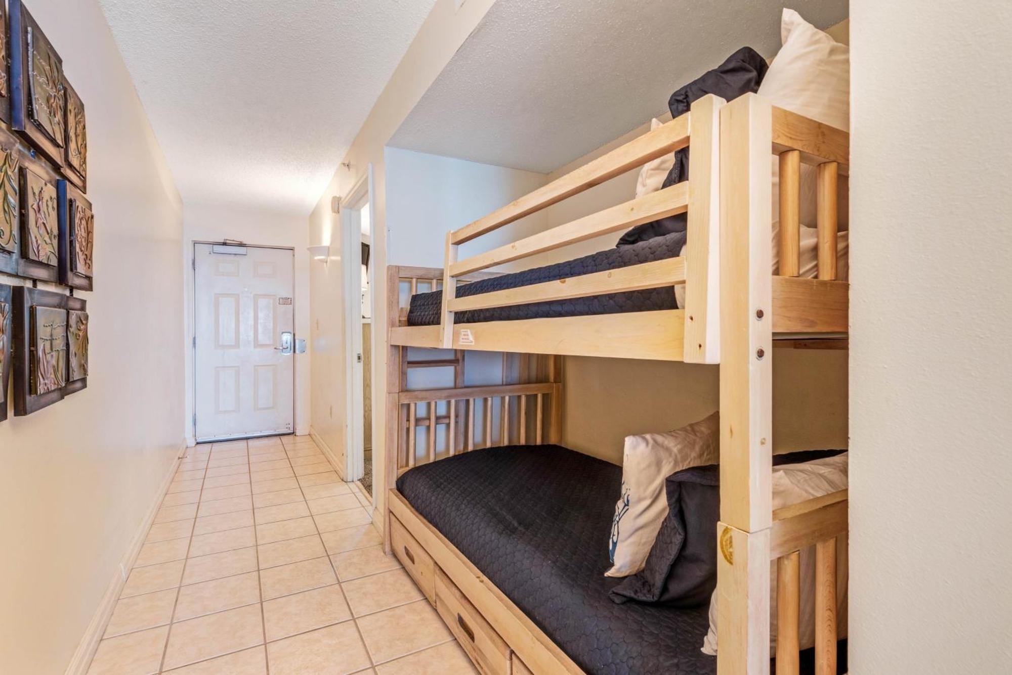 Pelican Pointe Apartment *