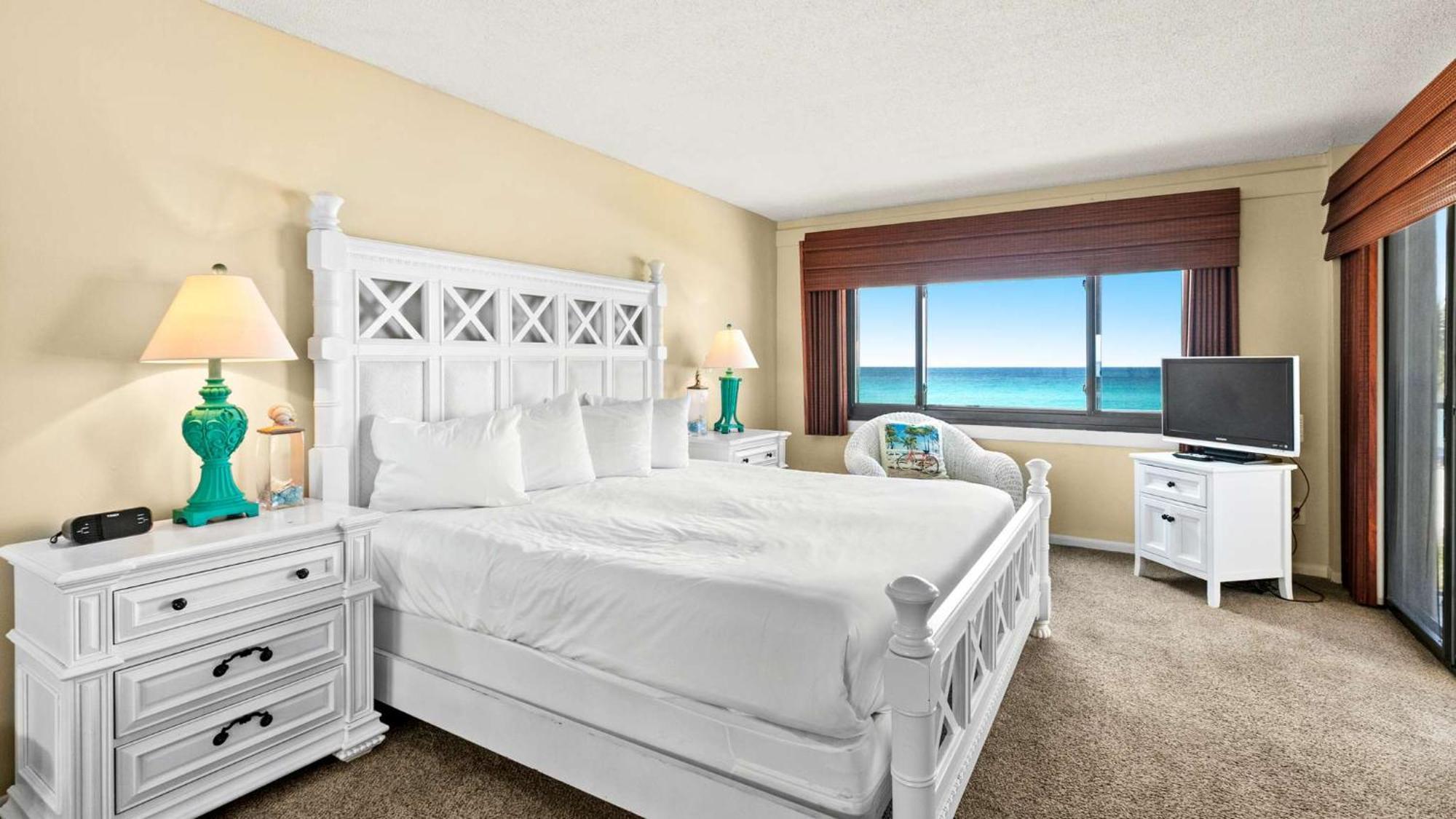 Emerald Towes 306 Front 3rd Floor